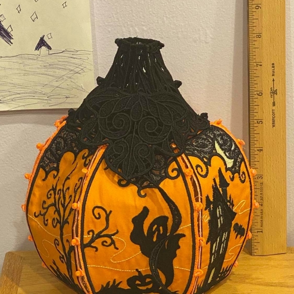 Homemade GLOWING Haunted House embroided pumpkin - Picture 5 of 8